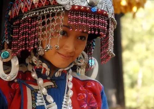 云南少数民族彝族服饰,云南少数民族服饰