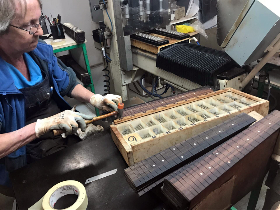 极速快报:弘力乐器2017加拿大Godin吉他工厂参观第一天