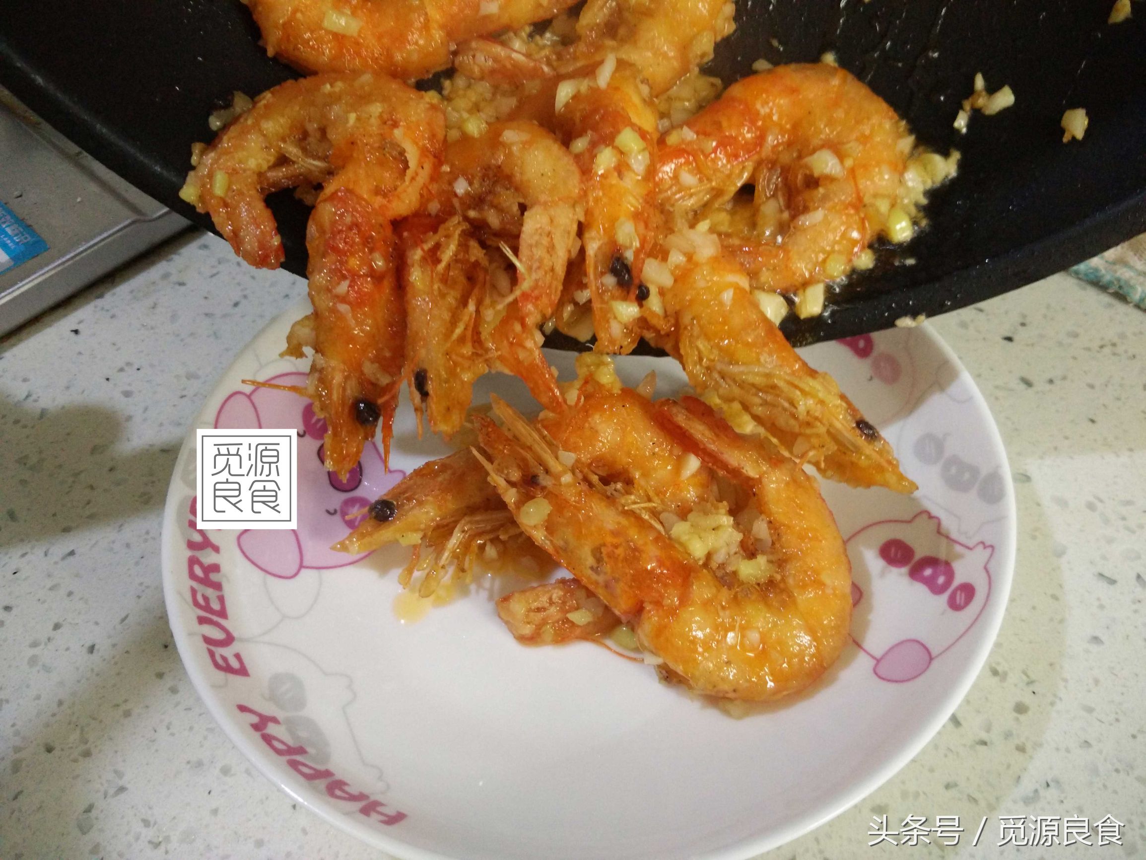 在美味面前,这点麻烦不算什么。今日菜谱椒盐虾,外观诱人,味道鲜美,让人非常有食欲,怎么做才能好吃?