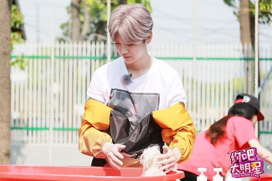 约吧大明星鹿晗乔欣给别人化妆,约吧大明星鹿晗谈足球