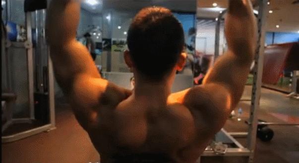 练就宽厚的肩膀，一对哑铃就足够，让你在家打造完美三角肌