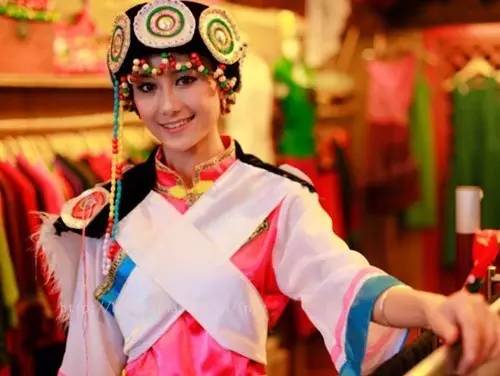 云南少数民族彝族服饰,云南少数民族服饰