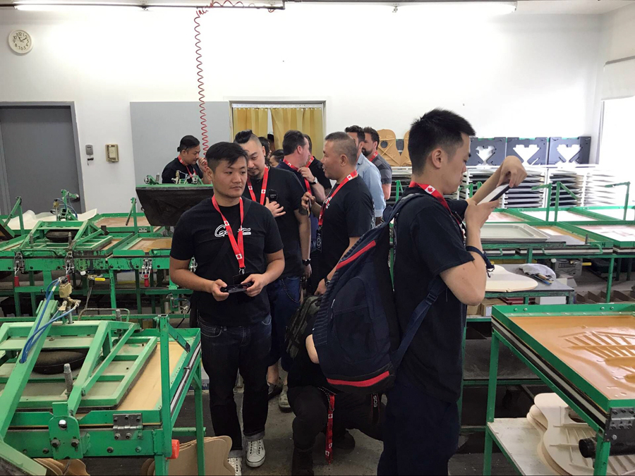 极速快报:弘力乐器2017加拿大Godin吉他工厂参观第一天
