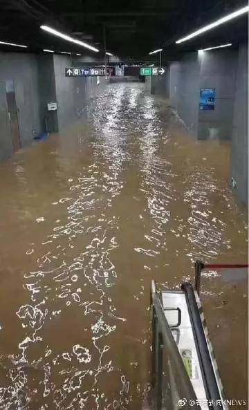 老阿姨地铁内屁股卡座位凸起处坐，被提醒莫一人占两座怒怼：我坐得舒服，要你说！