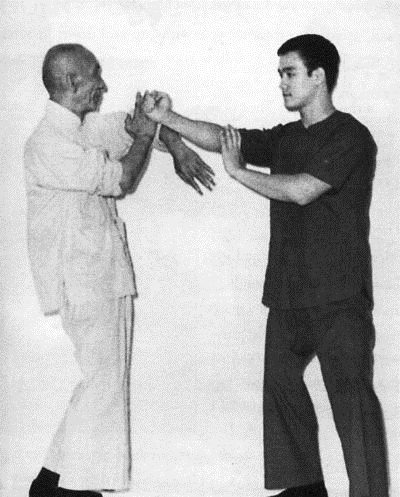 李小龙为什么受到全球老外的崇拜？一个学了哲学的武术家，还是另有原因？