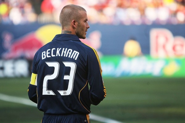 足球最美时刻视频,贝影在足球场上