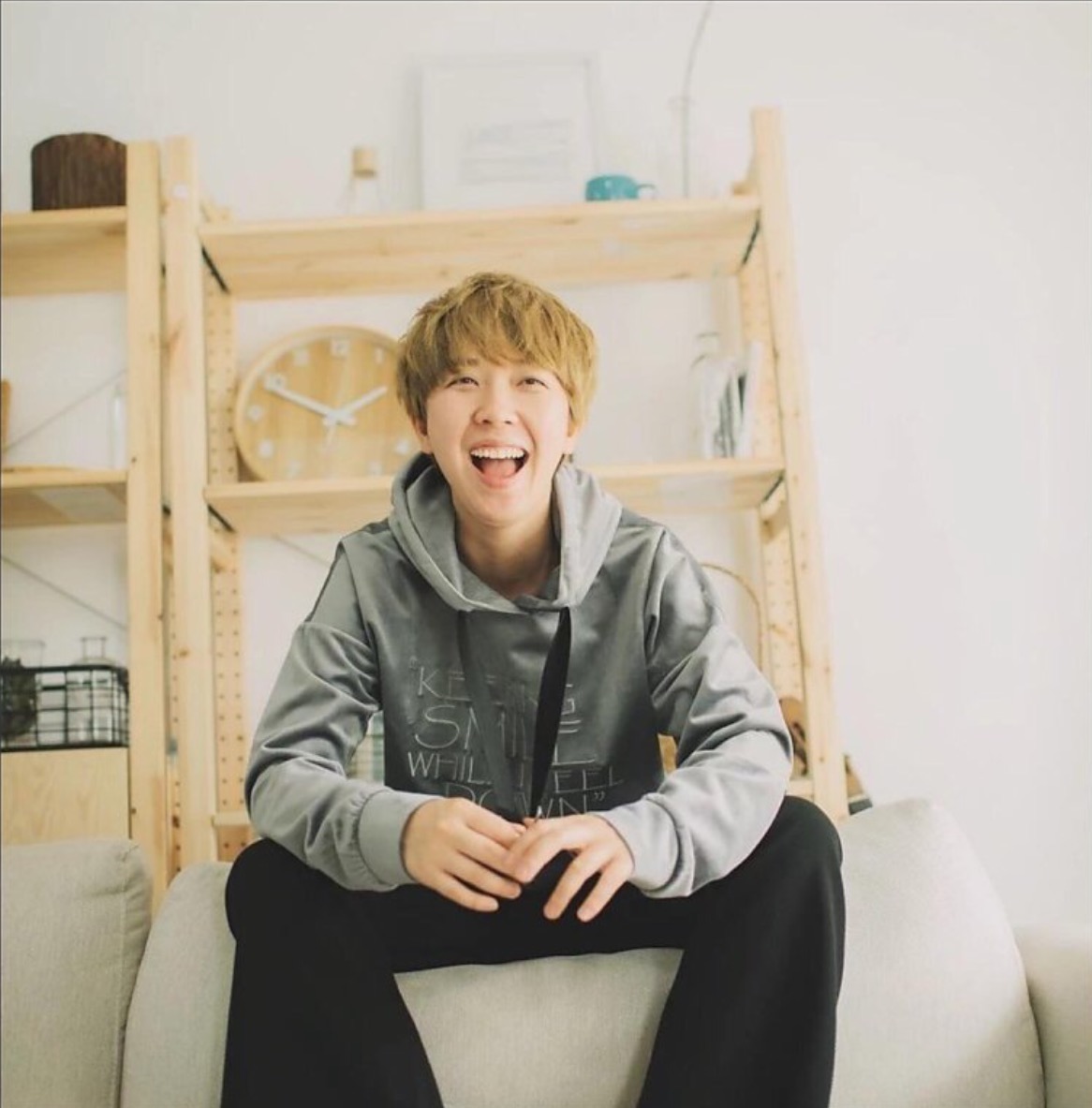 看看月薪4000同事包里都有啥,月薪五千背一万多的包什么心理