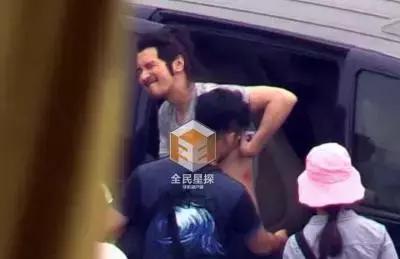 从面瘫视帝到哭戏之王，曾被骂丑八怪的他，不但演技了得，还娶了国民女神！