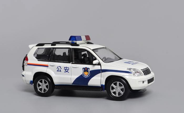 爱玩汽车的小孩,宝宝爱玩汽车游戏