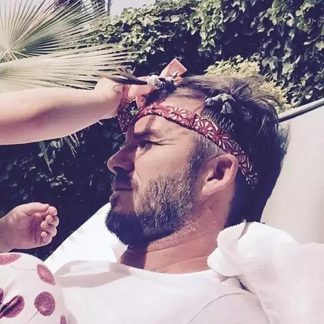 贝克汉姆：后盾情人还不够做最型潮爸女儿奴~｜美行加人20