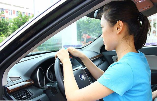 驾校不会教你的开车技巧,科目二握方向盘正确姿势