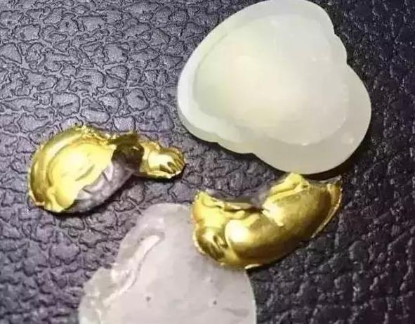 商场柜台买的翡翠保真吗,商场里买的100元的翡翠是真的不