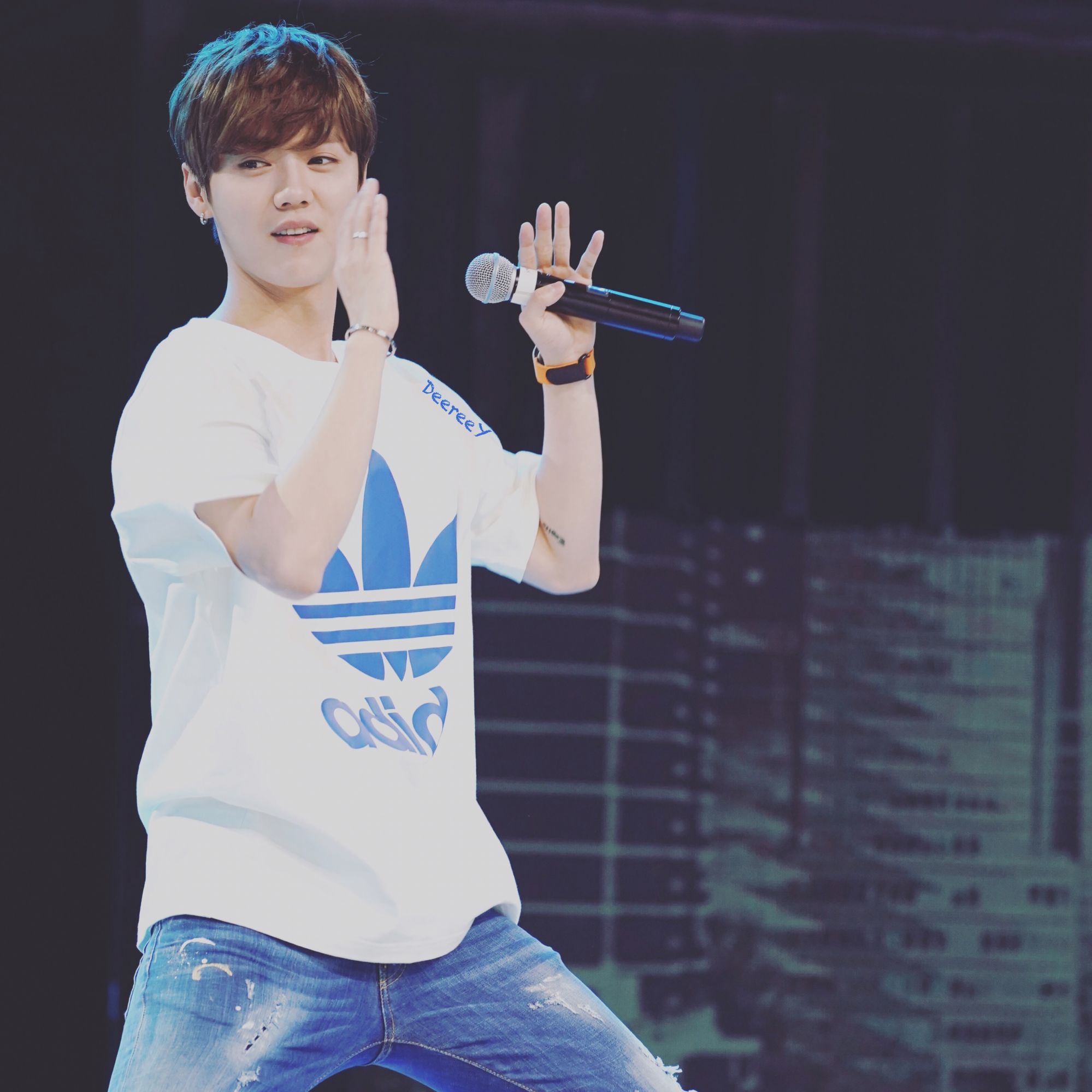 鹿晗听到exo歌的反应,鹿晗听见音乐跳舞