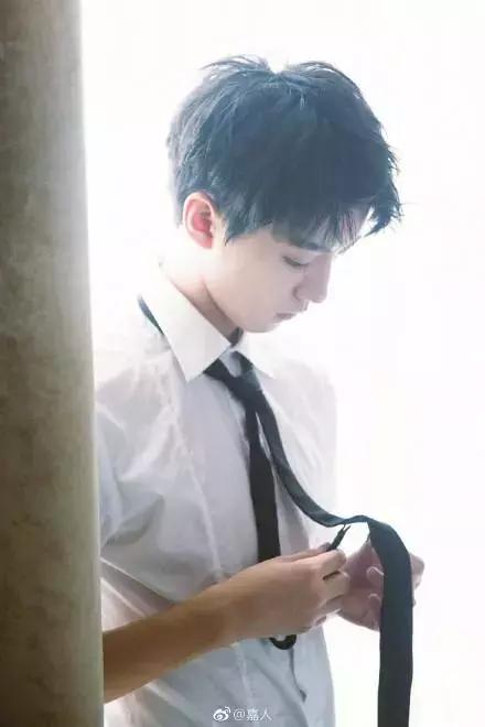 王俊凯几岁登上的米兰时装周,王俊凯t台首秀