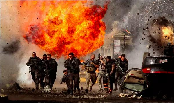 和《变形金刚》里的爆炸相比,《速激8》简直弱爆了