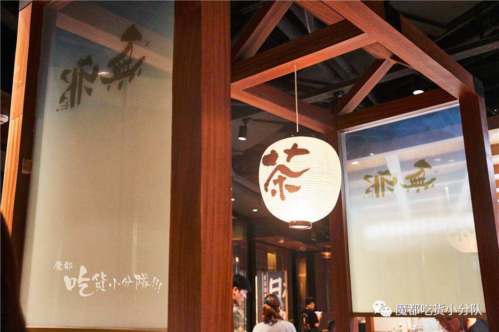 净往自己脸上贴金的冰激凌，还挺红