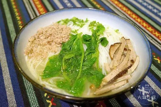 吃菌子中毒的小人是什么样子,吃菌子看见的小人是真实存在的吗