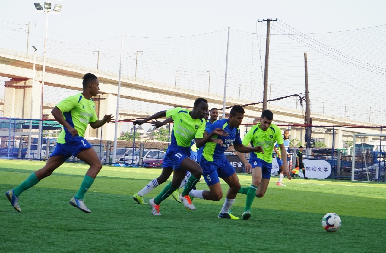 有个爱看球的爸爸,有个爱踢足球的爸爸