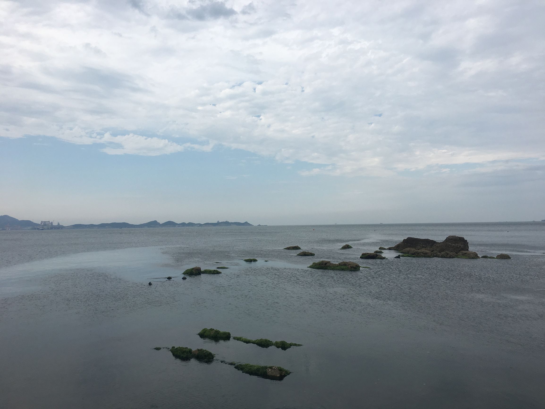 徒步旅行第75天，雨中漫步烟台山，滨海路，宿山东莱山烟台大学