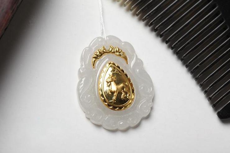 商场柜台买的翡翠保真吗,商场里买的100元的翡翠是真的不