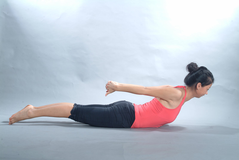 跪姿侧向踢普拉提,普拉提双腿踢动作