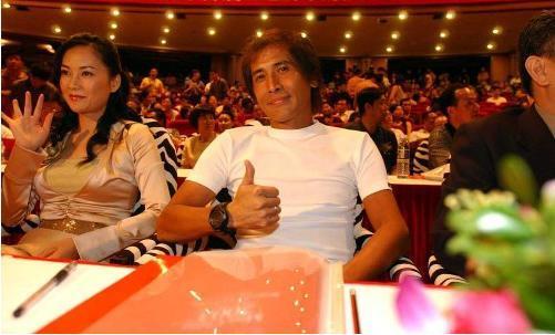 演《便衣警察》爆红，却息影经商巨亏，与齐秦传绯闻，今52岁仍单身