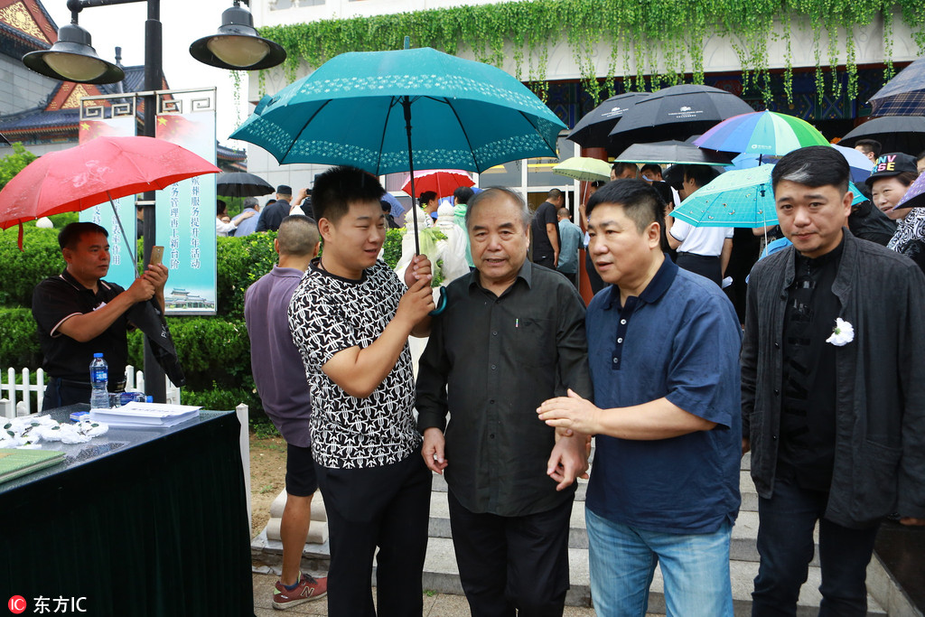众名家雨中送别唐杰忠，姜昆痛哭：一定把相声说好，让老艺术家放心