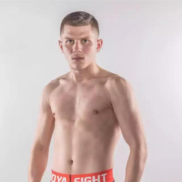 中国小将在海外打出最惨烈一战,中国小将惨败外国拳王