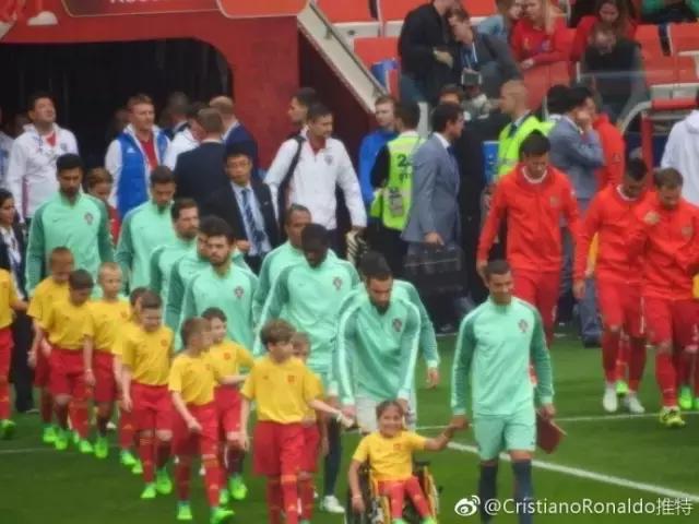 c罗化身流浪汉街头耍球技,c罗化身天使