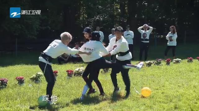 《奔跑吧》收*战官**即将来临,很像大片,主题“古堡谜踪”!