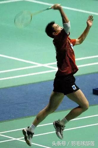 羽毛球高远球让对方接不到,羽毛球高远球老是没提肘