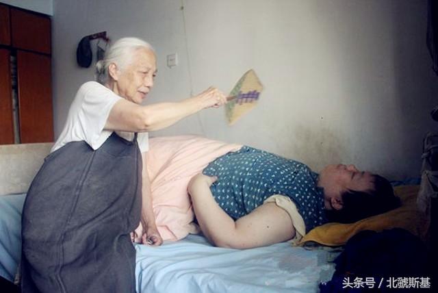 安康农村老母亲一把小小的粽叶扇子，却是不可多得的“消暑神器”