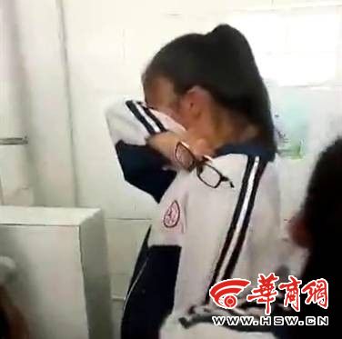 一女生在厕所被扇耳光警方后续,靖边县二中一女子被打