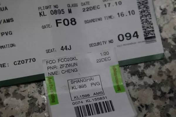 中国女生回国，价值9万的行李托运后不翼而飞！只因她登机前忘了……