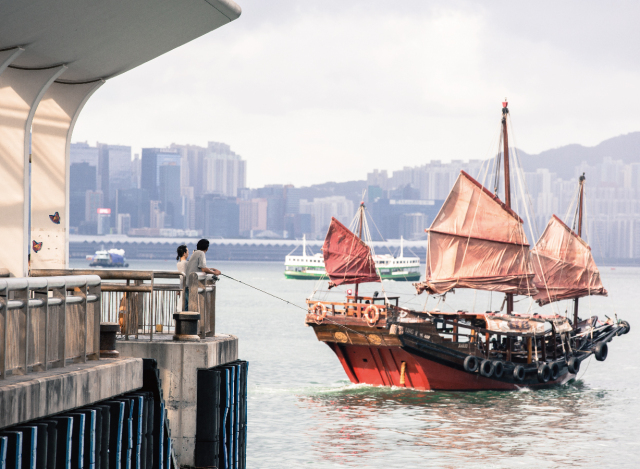 香港丨我们拍了24张香港，从中看到了困顿、欲望和爱