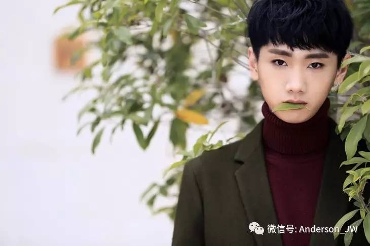 八卦｜他不仅承包了最红的影视剧OST，衣品也能拿高分