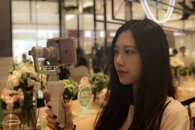 全国首家！能喝啤酒的绿色KFC你101%没吃过！热压帕尼尼、北美甜薯条……KPRO餐厅，要被挤爆啦！