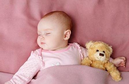 宝宝出汗特别多是风热感冒么,宝宝出汗多了对身体有什么危害