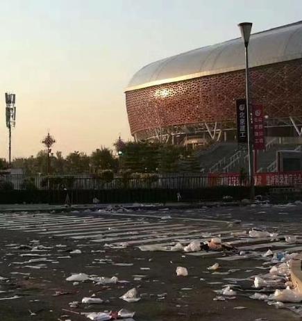 张学友演唱会检查斜挎包吗,张学友拎着话筒走的歌曲