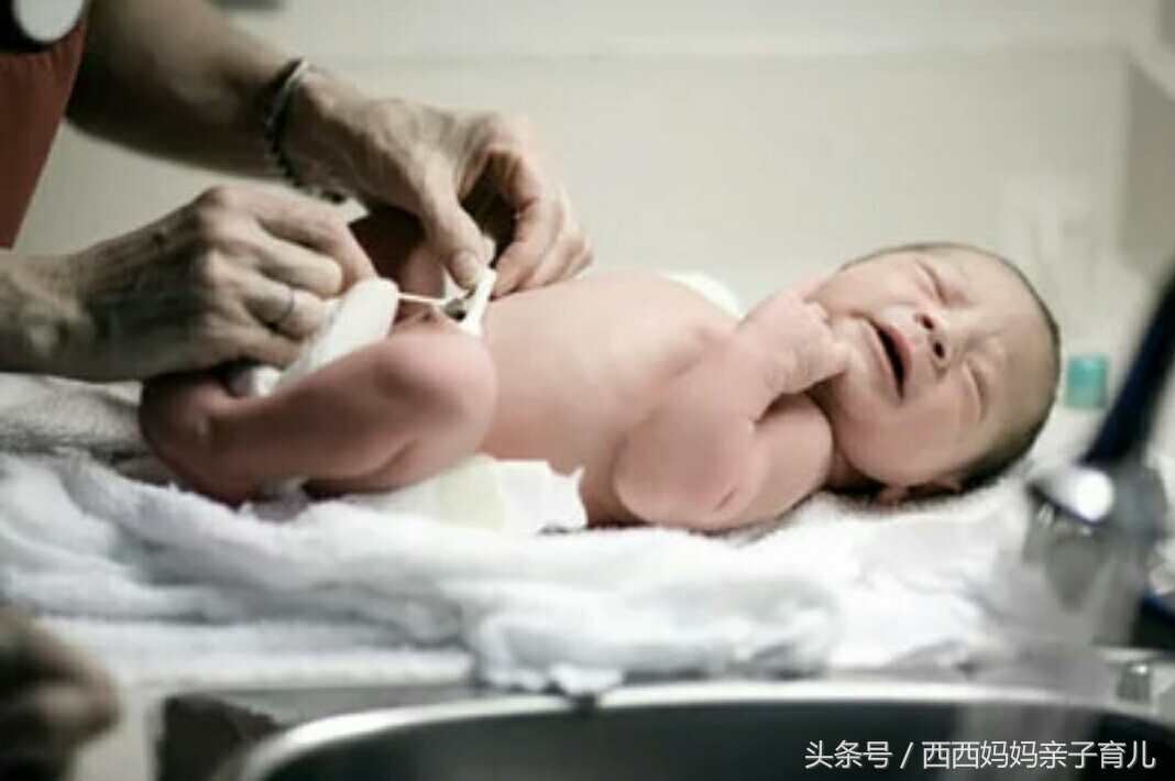 婴儿刚出生因妈妈感冒住监护室,新生儿高烧一直不退怎么办