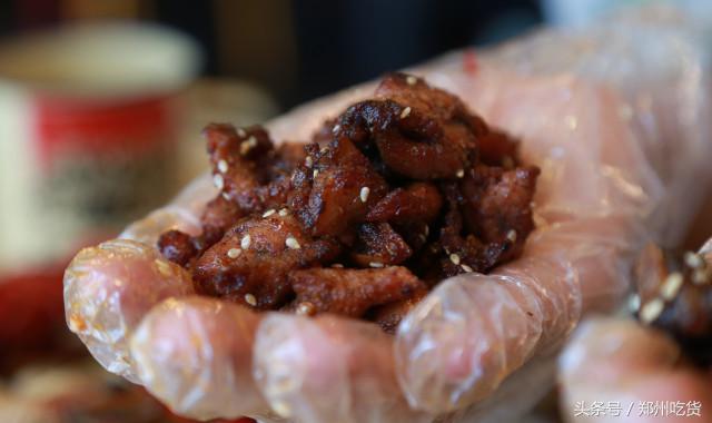 WTF？去南阳路吃海鲜，服务员把菜倒桌上就走，连筷子都没有？