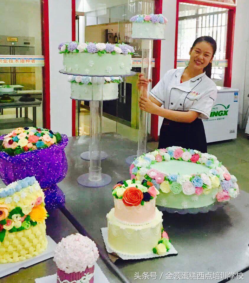 最实用蛋糕裱花嘴的方法,家庭版生日蛋糕裱花的正确方法