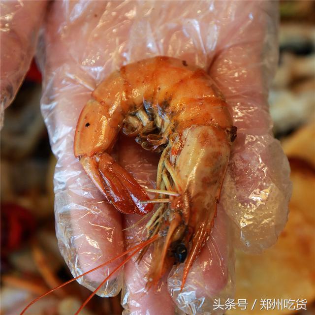 几个意思?去郑州南阳路吃海鲜,服务员你把菜倒桌上就跑?