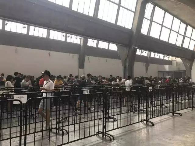 为了穿上死贵的LV,我决定去应聘Supreme的模特一职