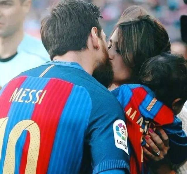 你所爱的梅西有这样一段爱情：最好的爱情莫过于，9岁我为你钟情，30岁你为我披上嫁衣