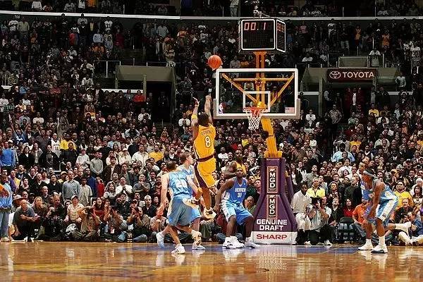 科比手指脱臼是哪场比赛,科比手指脱臼现场掰回