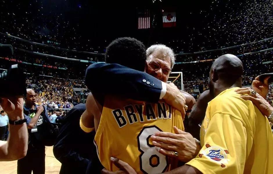 科比手指脱臼是哪场比赛,科比手指脱臼现场掰回