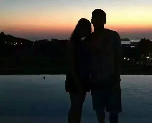 你所爱的梅西有这样一段爱情：最好的爱情莫过于，9岁我为你钟情，30岁你为我披上嫁衣