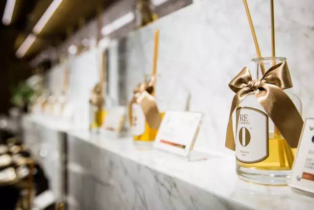 这个长得像胡歌的帅小伙，把张爱玲装进了一个香水瓶，还把有故事的香水做成了一辈子的事业