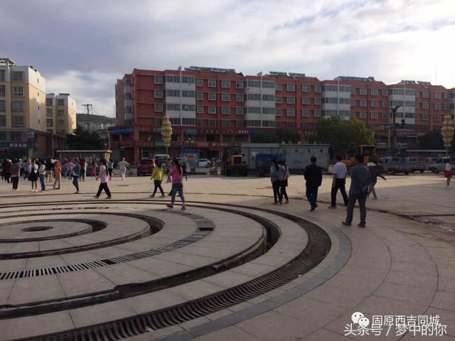 西吉县商业广场在哪,在广场悠闲散步